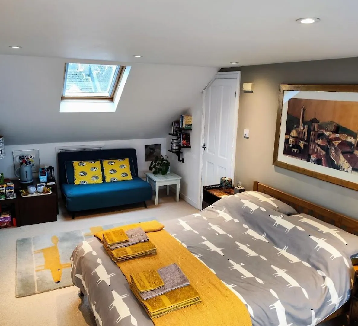Large Light Loft Room - En Suite contacts